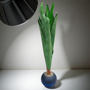 شجرة ورد ورق اخضر طويل موز مع قوار شكل كرة باللون ابيض / اسود شجرة ورد ورق اخضر طويل موز مع قوار شكل كرة باللون ابيض / اسود